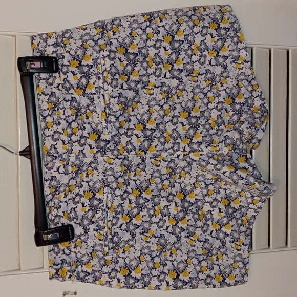 Floral shorts - Picture 2 of 2